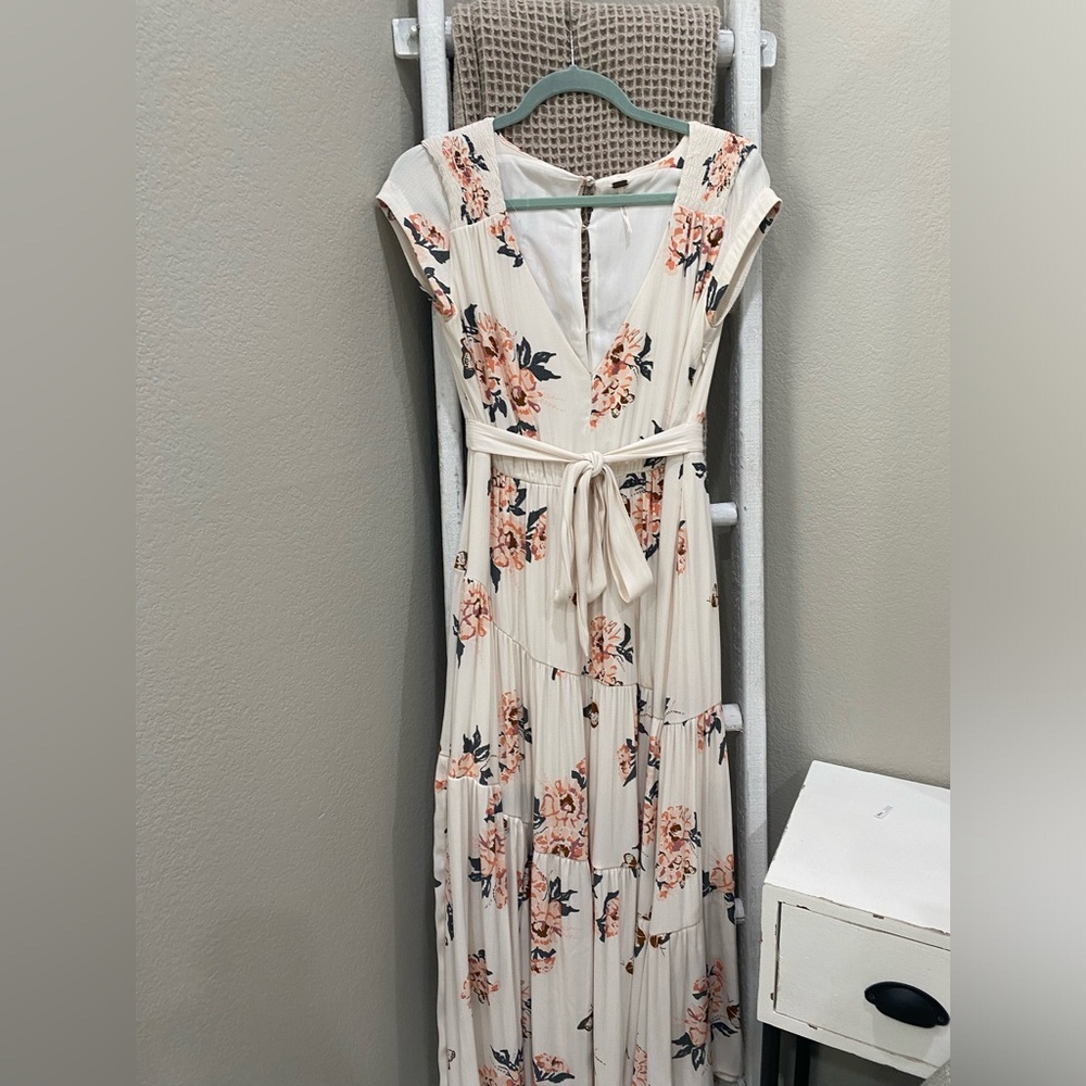 FREE PEOPLE LOW V-NECK CREAM FLOWER DRESS 🪷